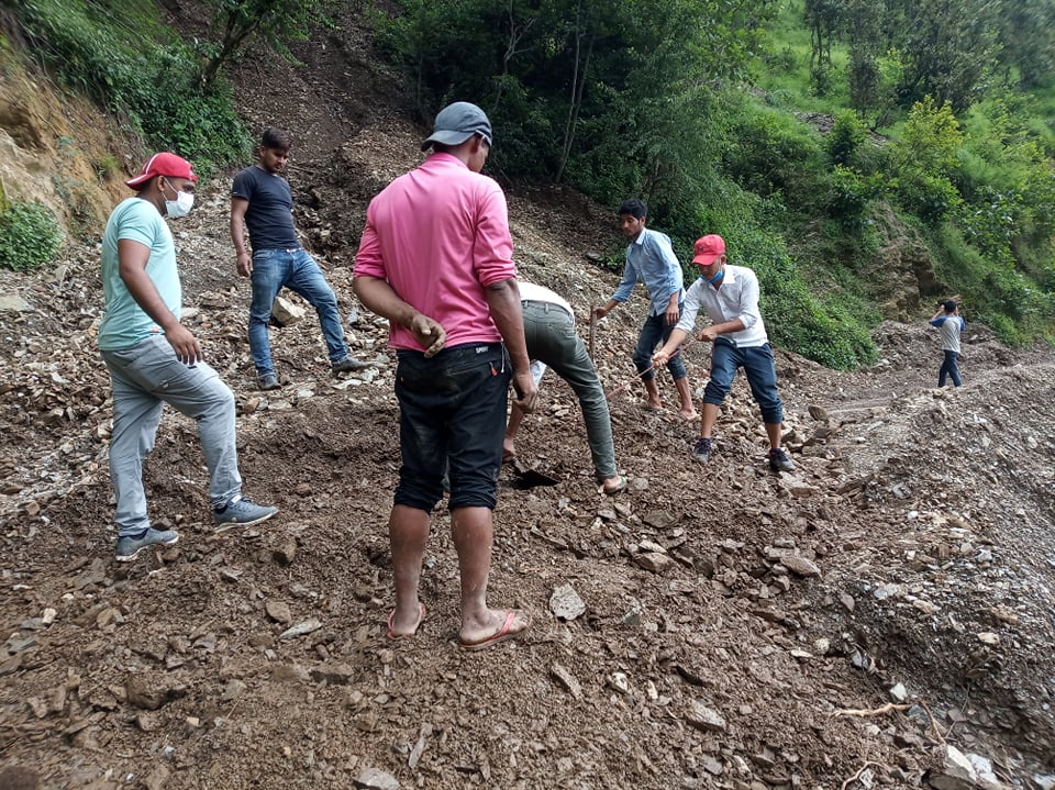 पहिरोका कारण बैतडीको ढोल्यामोड–हाट सडक अवरुद्ध 